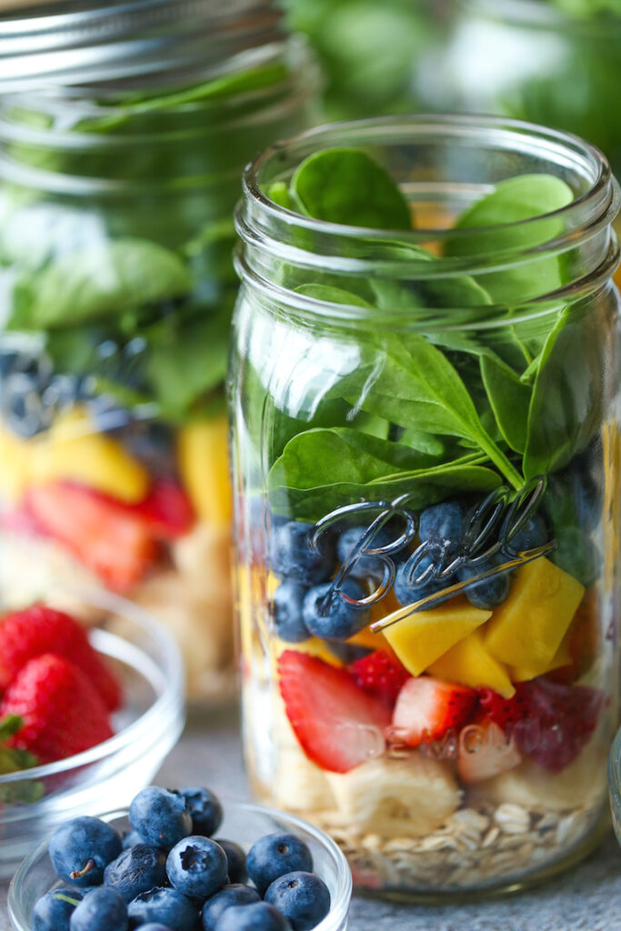 Gezonde smoothies als ontbijt van fruit en groente voor een dagelijkse aanvulling van vitamine, mineralen en eiwitten.